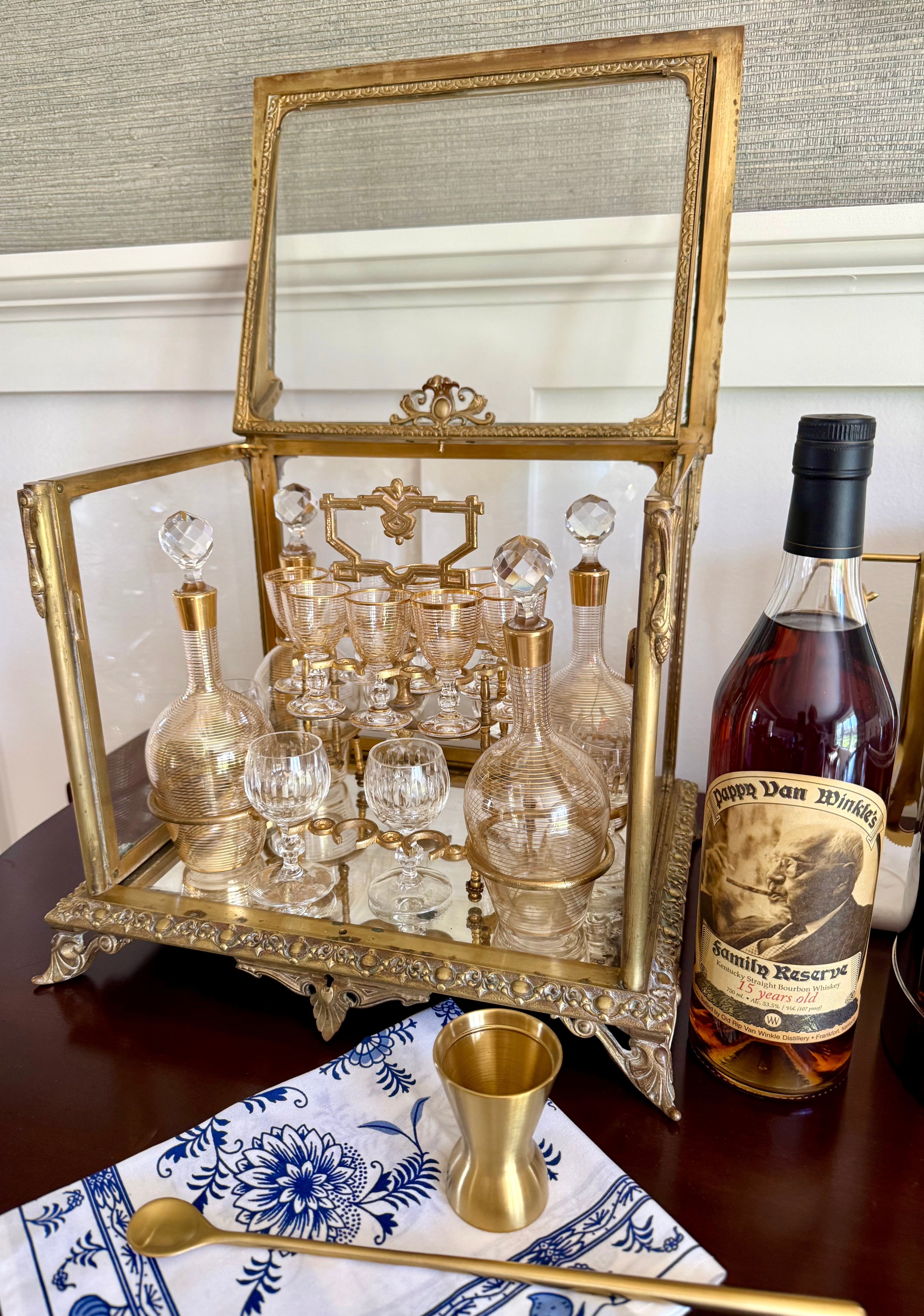 French Napoleon III cave à liqueur in gilt brass and beveled glass with crystal decanters